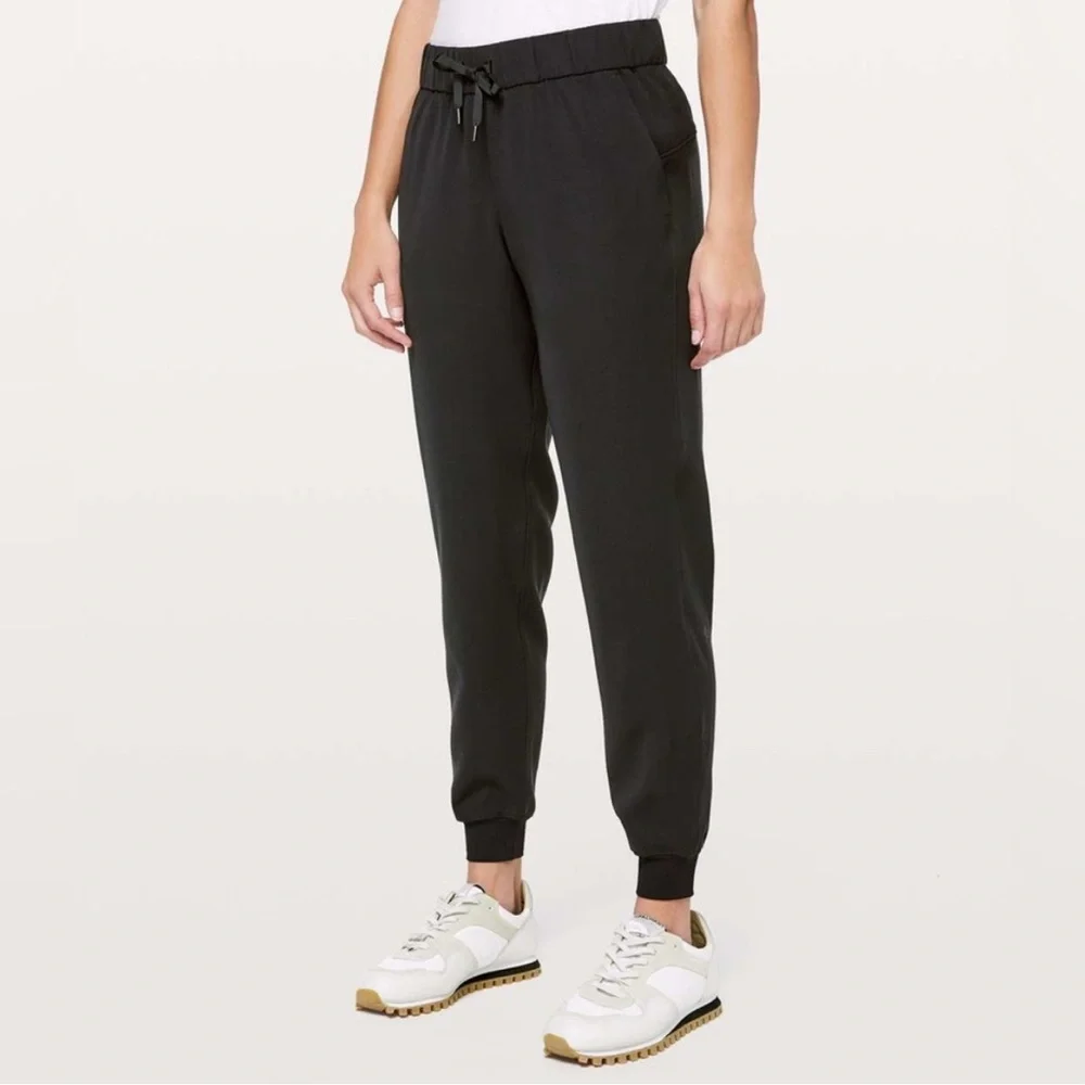 Lululemon On The Fly Jogger‎ in Black.